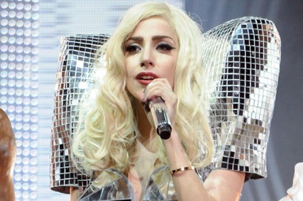 Lady Gaga annulla tour europeo, problemi di salute